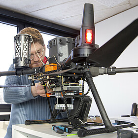 FH-Mitarbeiter Lukas Hildebrand mit dem UAV des 5urvive-Projekts